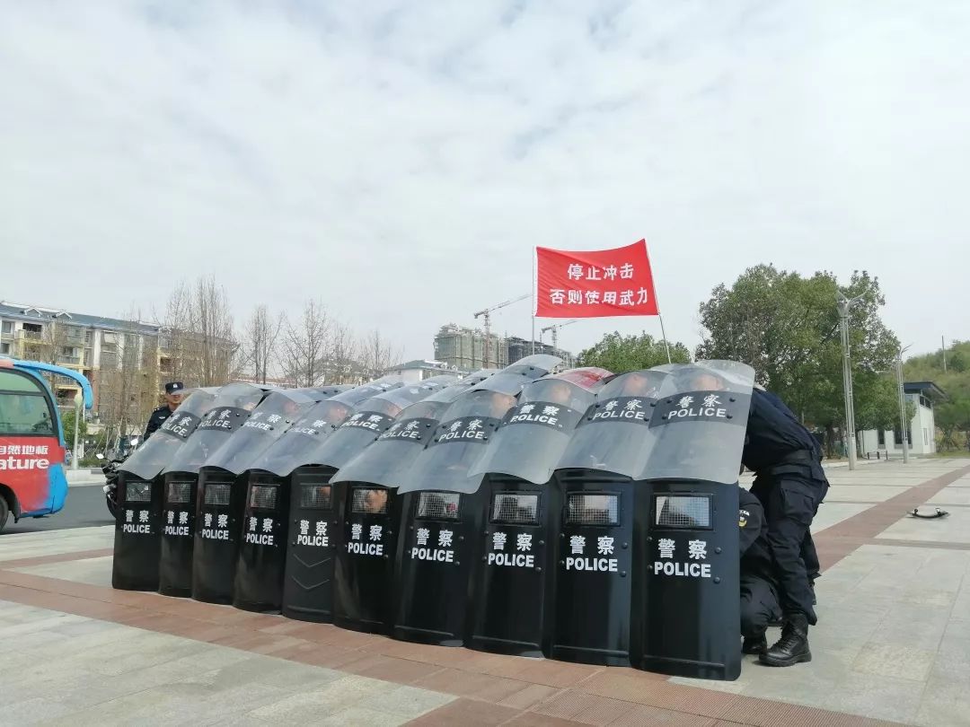 特警队员在进行分组演练演练队员通过重装与轻装的队形结合,新式盾牌