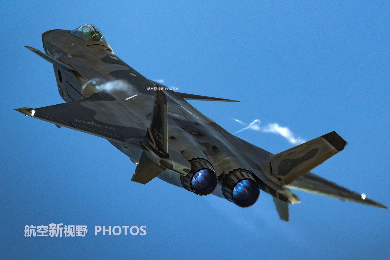 歼20隐形战机逆光飞行小编玉米地没白蹲航空新视野独家角度