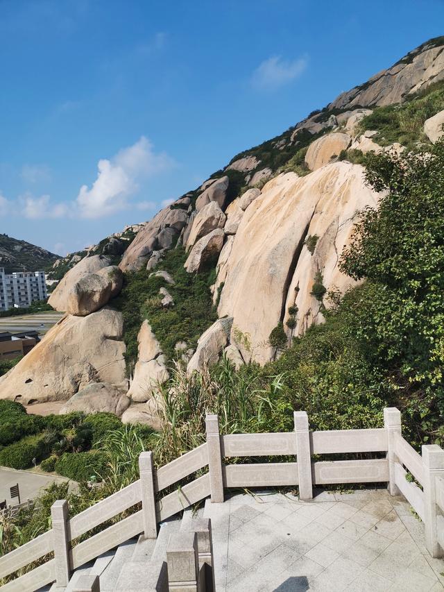 秋天的阳光还很热烈,冒着烈日逛了上海边缘的洋山岛很有收获