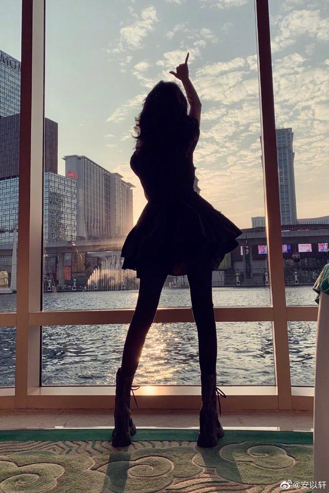 原创安以轩产后复工晒自拍当妈妈后身材颜值更少女