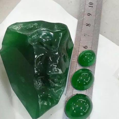 至今最完美赌石1吨重的玻璃种帝王绿估价5亿难得一见
