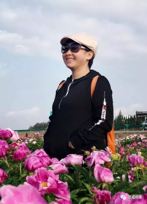 宣威两名女作家的文章被选入建国70周年瞬间或永恒一书