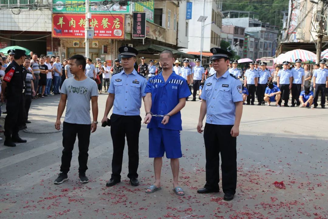 上林一夥橫行鄉里的惡霸落網百姓自發放鞭炮慶祝