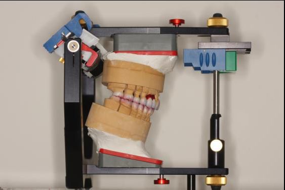 图25 模型上全可调颌架图26 上颌功能诊断蜡型图27下颌功能诊断蜡型④