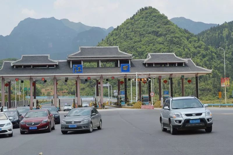 大国交通纪录片摄制组走进杭瑞高速铜仁境
