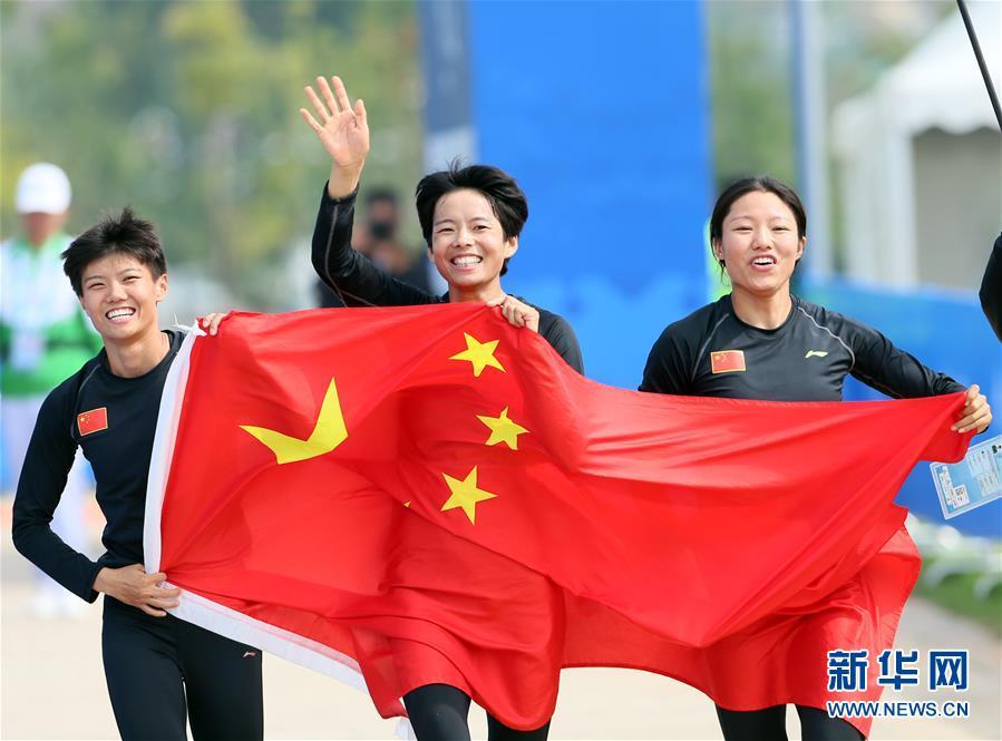 当日,在武汉举行的第七届世界军人运动会军事五项女子障碍跑接力救