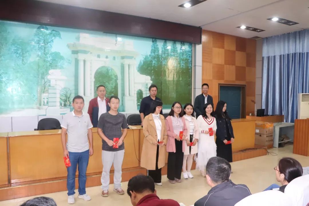 石脑中学举行第20届飞翔杯青年教师说课比赛