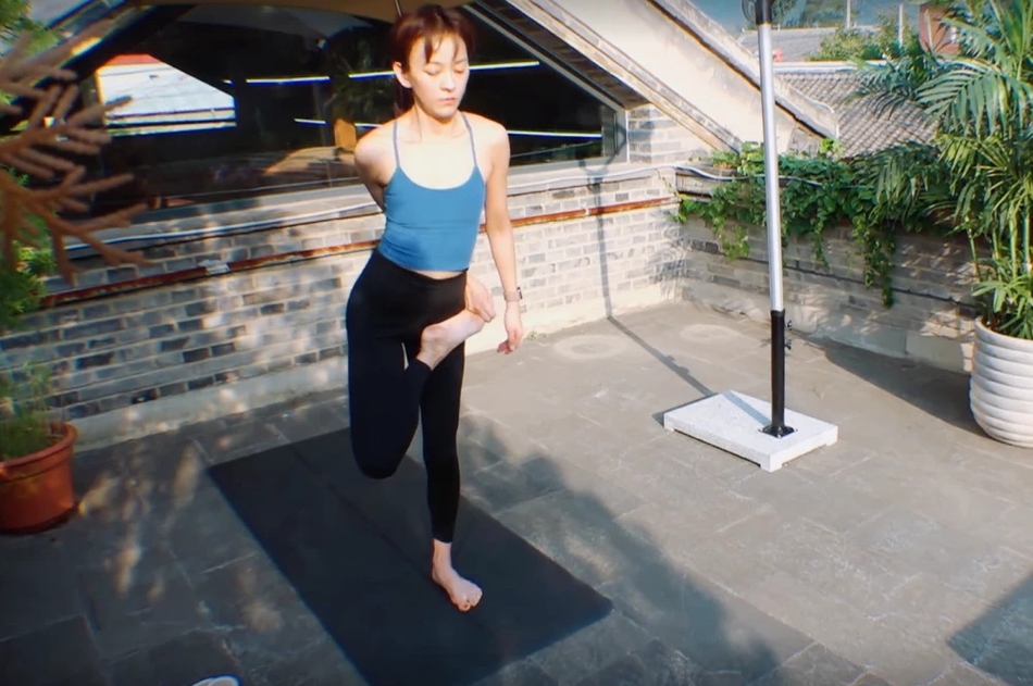 陈意涵阳台做瑜伽姿势优美老公许富翔一旁拍照惬意幸福