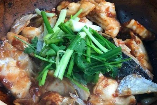 虽然多刺但材质确实新鲜,菜品选的生啫鱼头煲,用的是花鲢鱼头,所以去