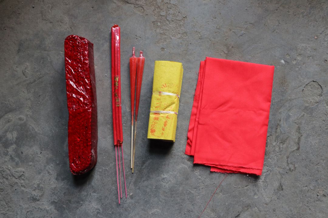 (香,蜡,黄纸,火炮,红布这些可不能少)