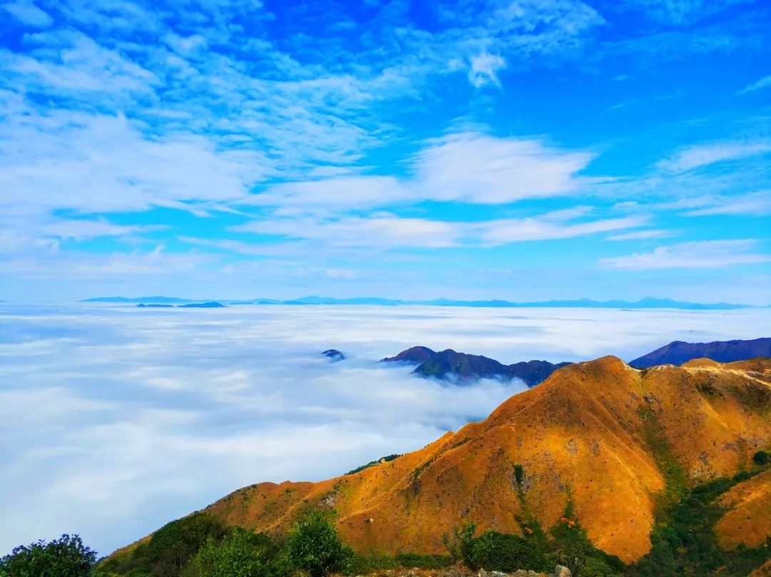 脚踏三省第一峰【万时山】,"脚踏三省,岭南草原.飞瀑流泉,水注三江.