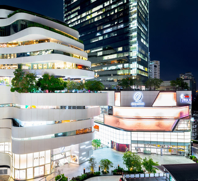 交通流线围绕圆形中庭布置,在建筑内部与外部都拥有大量绿色空间.