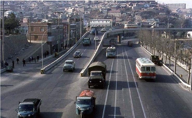 c,进入80年代后,李秉喆力图蜕变提出了:"为了图谋出路,并开创韩国