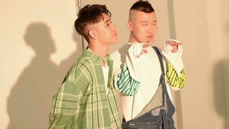 张云雷聚会之后在街边痛哭,同性男子拥抱安慰,场面暧昧又尴尬