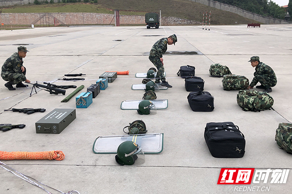 开箱湖南接龙⑨ | 生人勿近 揭秘武警防暴装甲车里最"贵"的装备