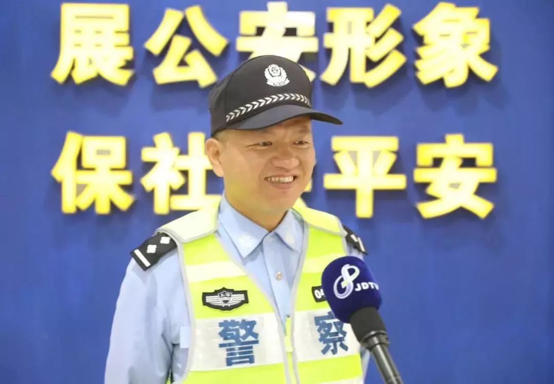 真新新村派出所民警姚文其说:当时,我接到报警电话就赶过去了,发现他