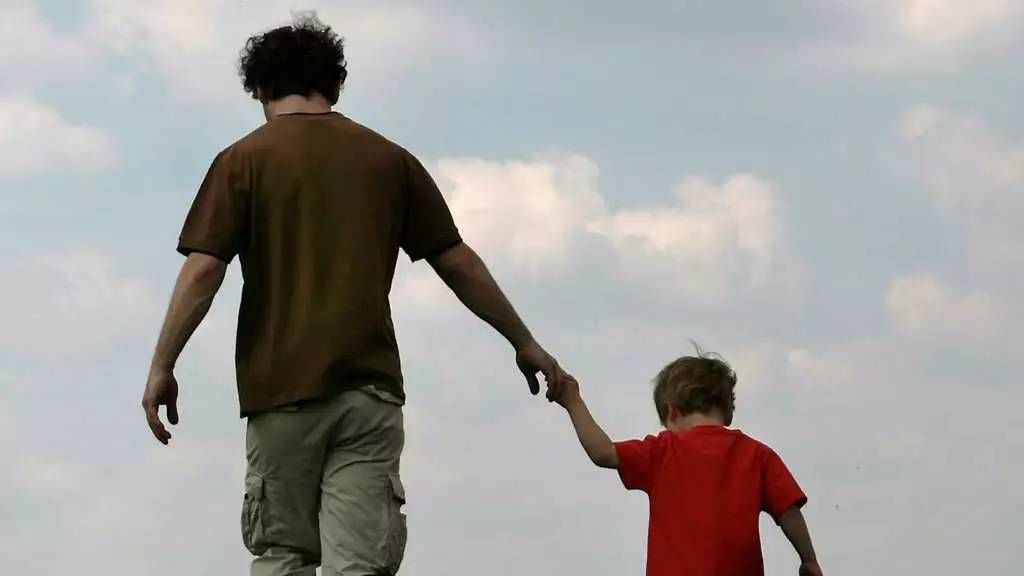 "爸,我跟你不熟"一句话说透中国父子关系的真实现状