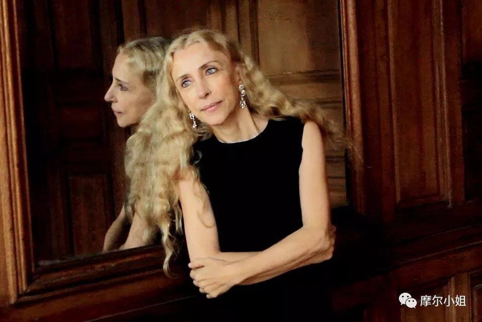 时尚教母被仰望的一生:人生不逆流而上,灵魂会原地发胖