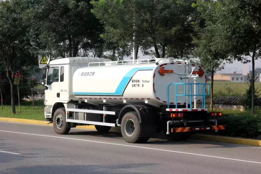 国六环卫能洒出彩虹的德龙l3000洒水车