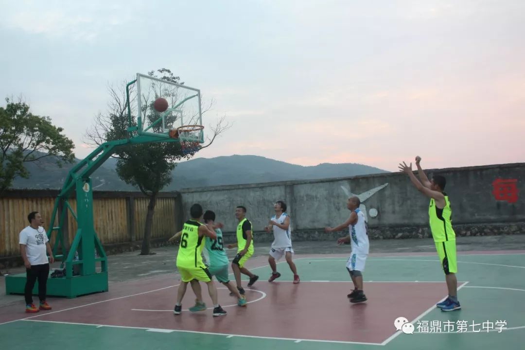 切磋篮球技艺深化校际友谊福鼎七中与溪美学校开展庆祝