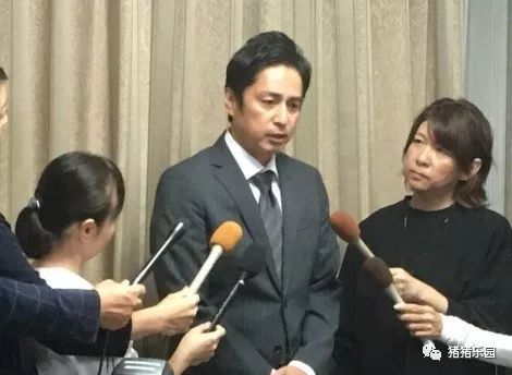 德井義實從他所屬的吉本興業獲得出演費等都是通過自己設立的公司「チ