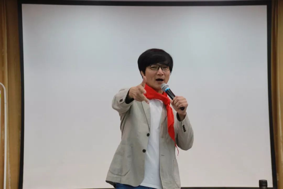 作家进校园书香溢满屋中国著名儿童文学作家子鱼老师阅读指导讲座