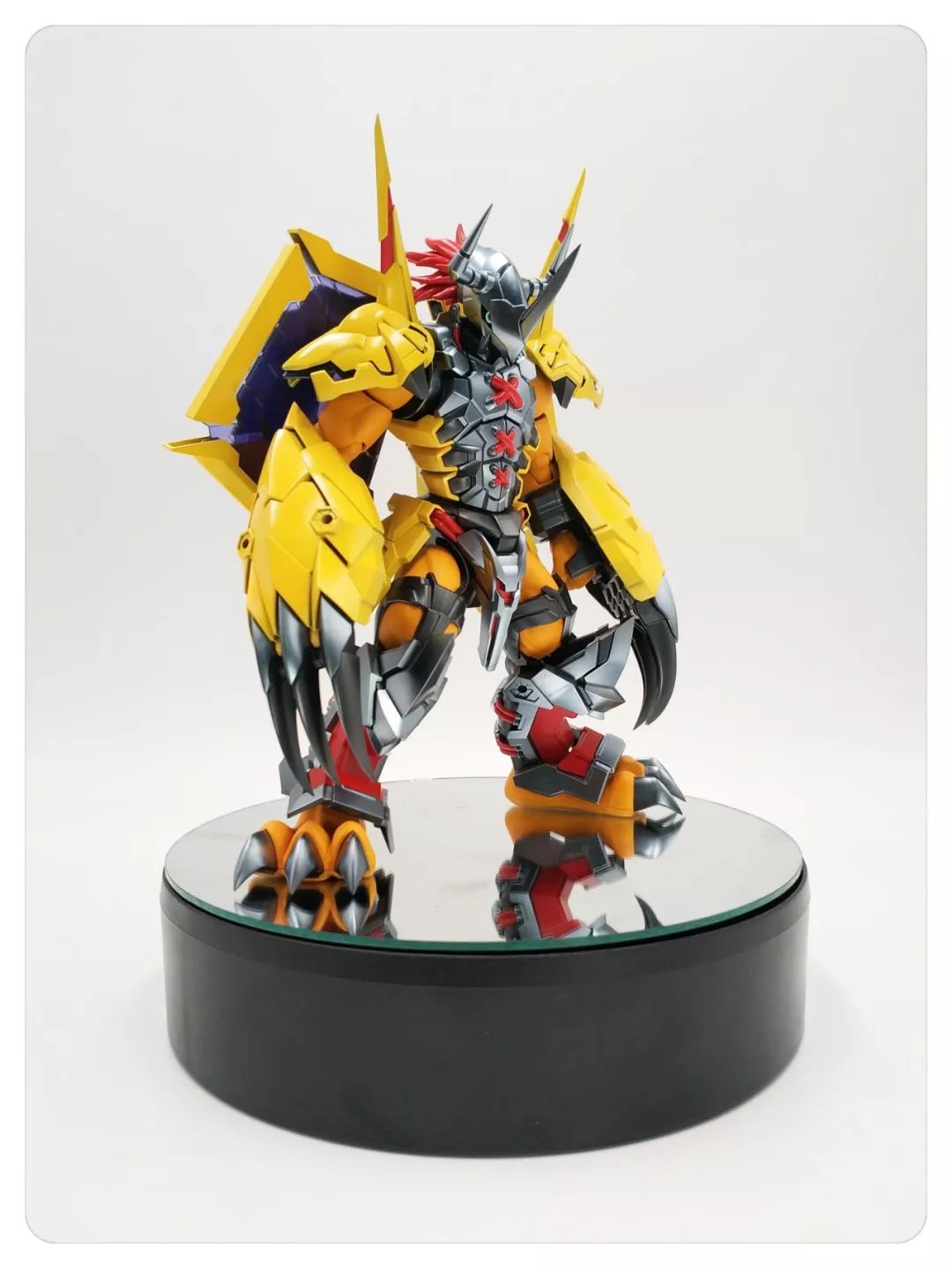 同时,背上的勇气之盾也可以进行拆卸,放在手臂上,作为盾牌使用,可以