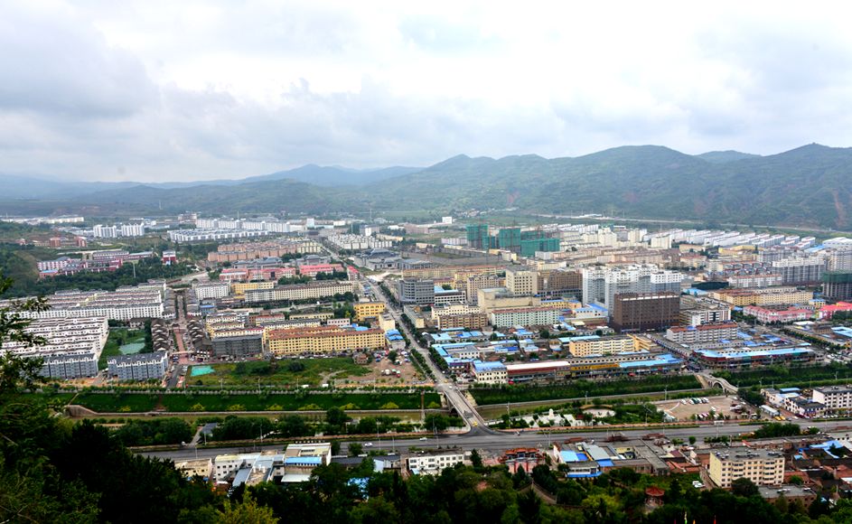 隆德县城远眺六盘山隆德三里店水库柳富,宁夏隆德县人.