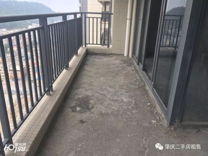 景峰家园5简介:精装修,楼龄2006年,步梯低层,南北向,光线户型好.