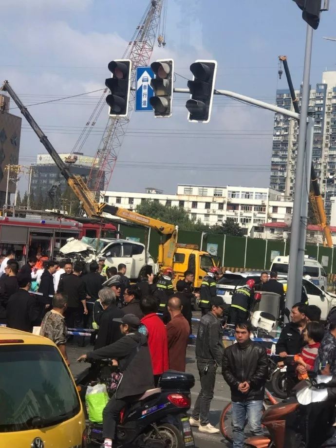 突发2死12伤上海发生一起严重交通事故