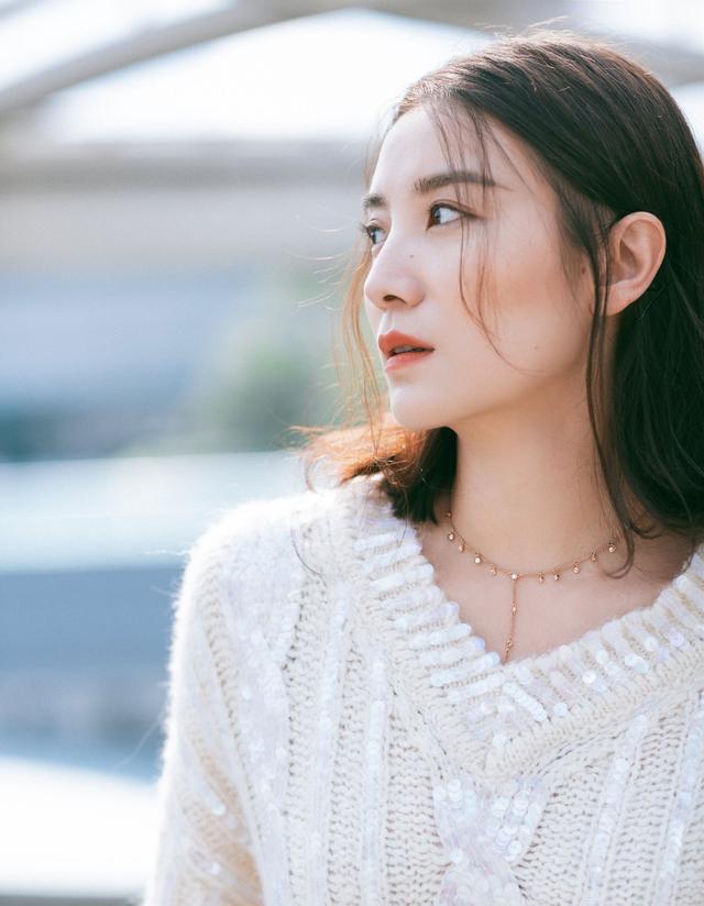 宋佳白色毛衣气质满满,温婉大气