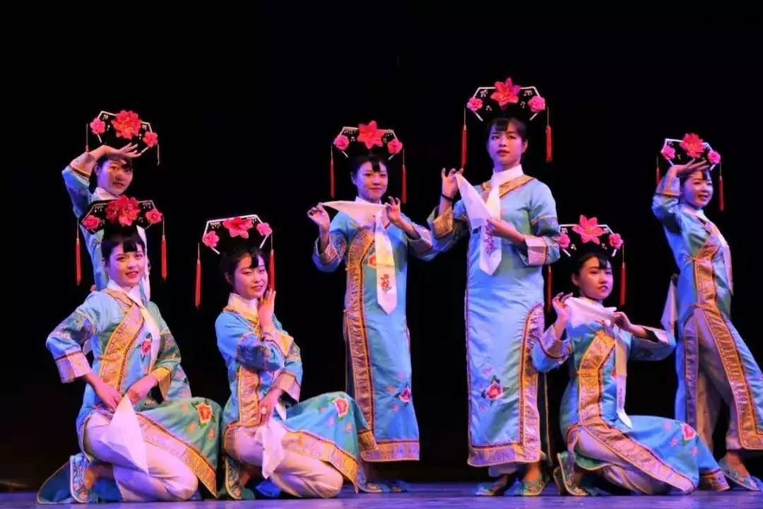 格格们舞着曼妙的身姿混合着时代的气息响铃久久回荡清风柔软地吹过