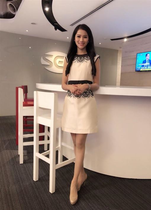 台湾女主持胸前出现"吉娃娃" 网友笑坏了(图)_李文仪