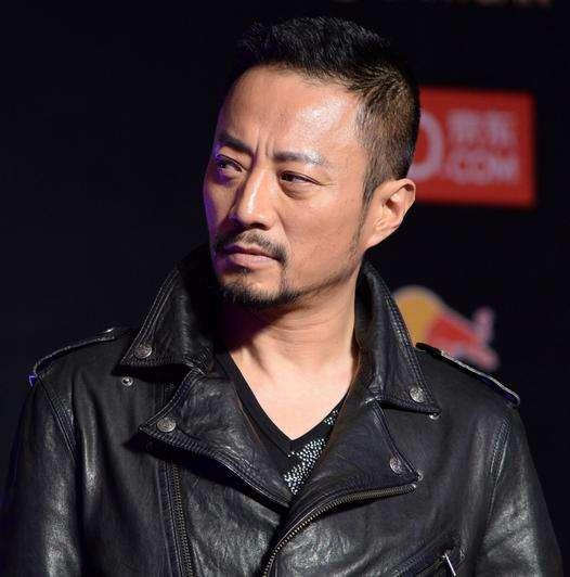 他以前演过很多军人的角色,气质性格方面很合适,外形年龄也很合适,就