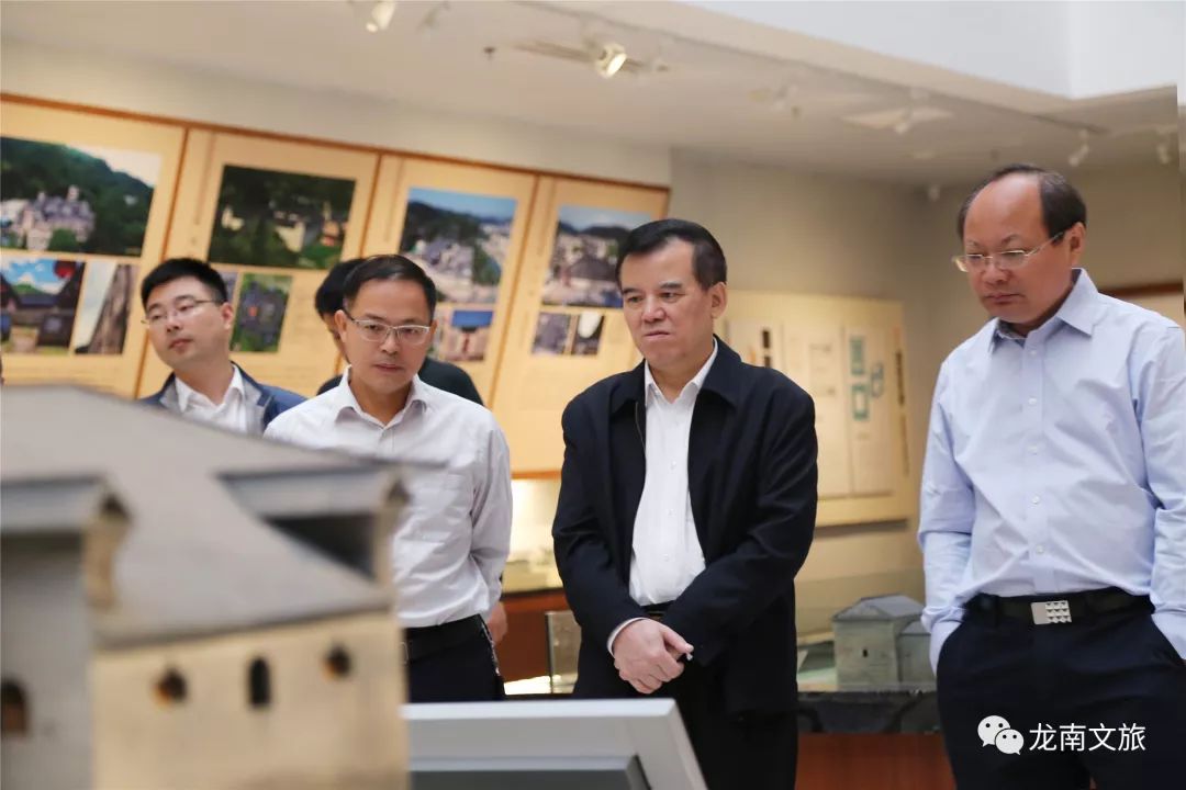 省人大常委会委员法制委副主任委员郭兵一行在龙南调研