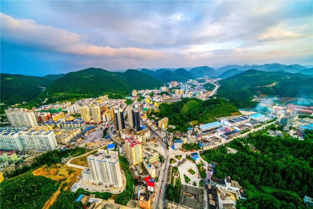 以绿色打底,多种色彩装饰,恩施这个小镇越来越"牛"_野三关镇