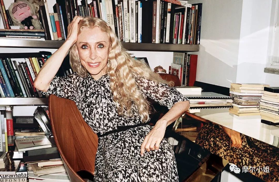 时尚教母被仰望的一生:人生不逆流而上,灵魂会原地发胖