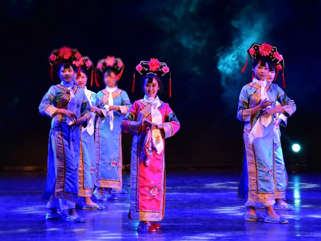 上将热情投入到舞蹈当中她们努力,真诚,刻苦不断重复每一个舞蹈动作