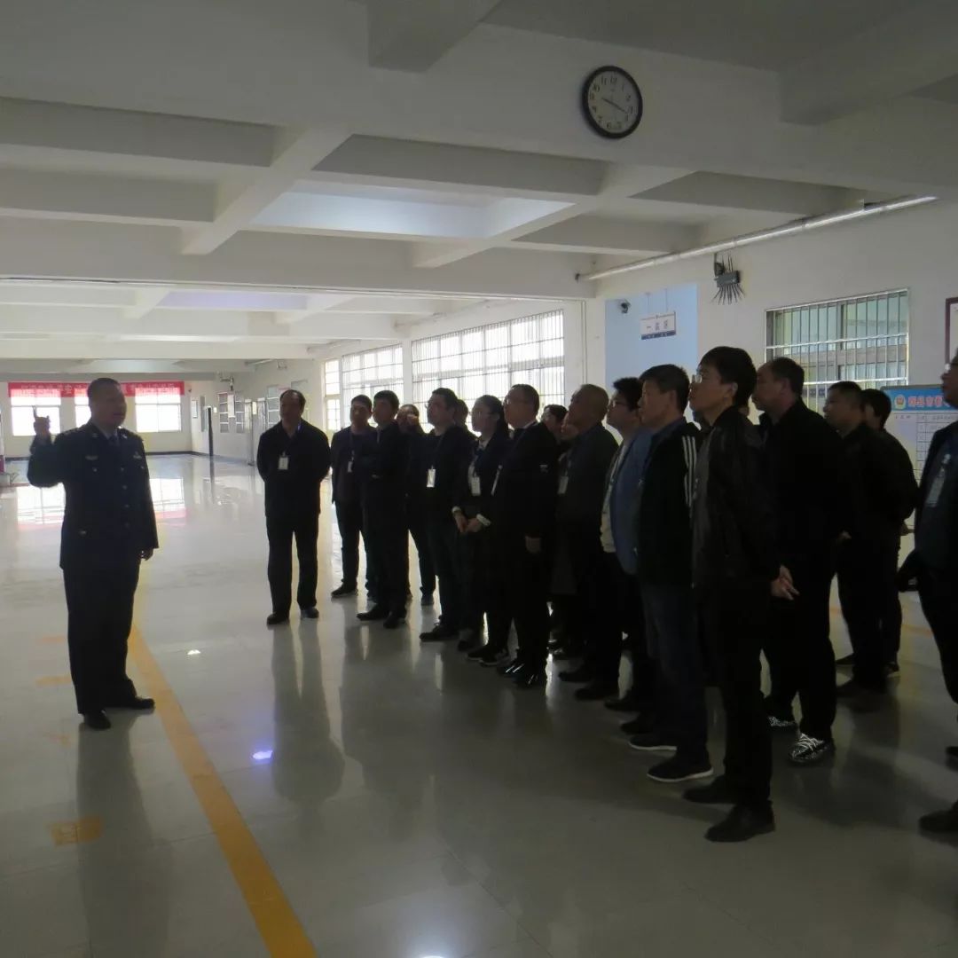 看守所所长闫伟为参观人员介绍了辉县市看守所的基本建设及发展历程
