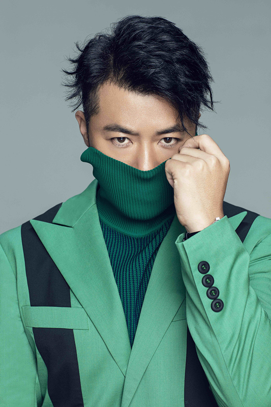 安琥深秋写真大片释出 墨绿系毛衣暖男帅气