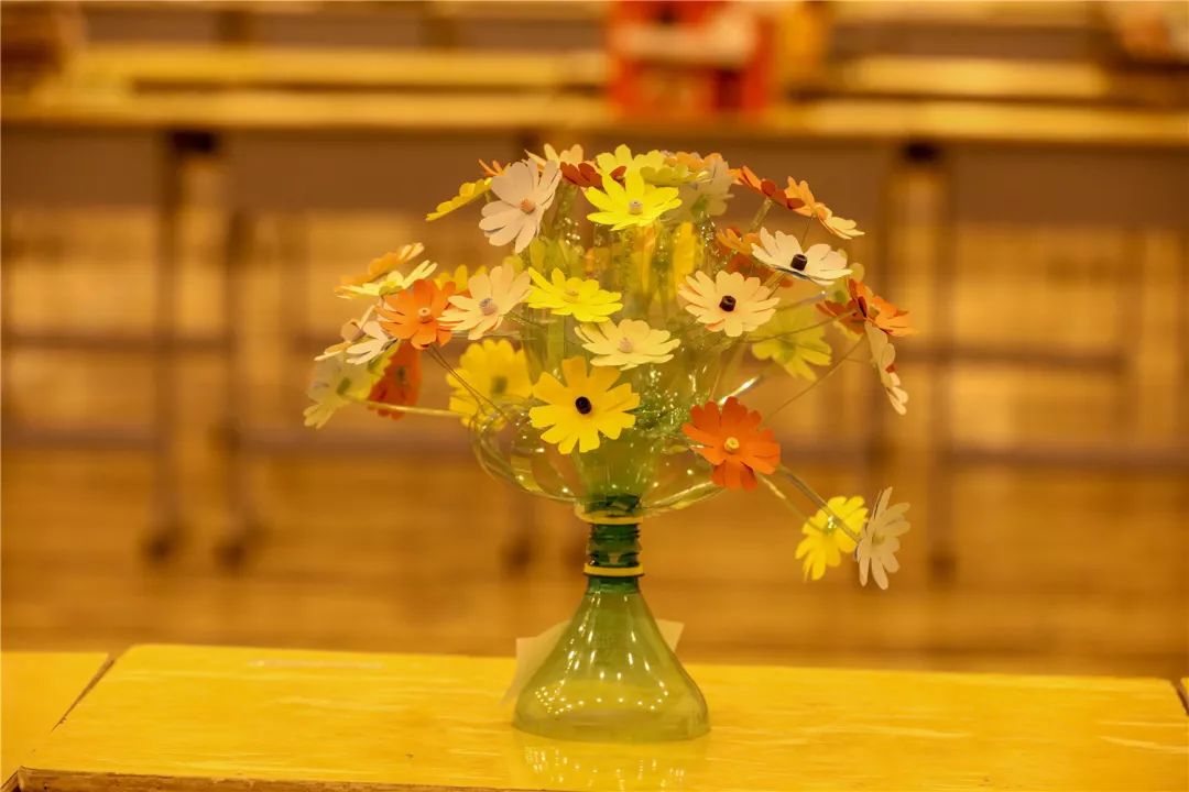 将废弃的塑料,纸箱,光盘等制作出一个个新的物品,比如花瓶,收纳盒