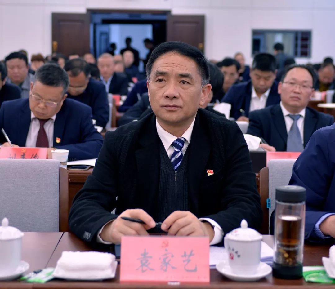 大方县召开解决农村两不愁三保障突出问题暨推进农业产业结构调整工作