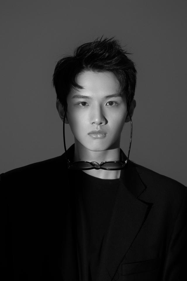 叶盛佳全黑系写真释出 忧郁冷峻散发卓然气质