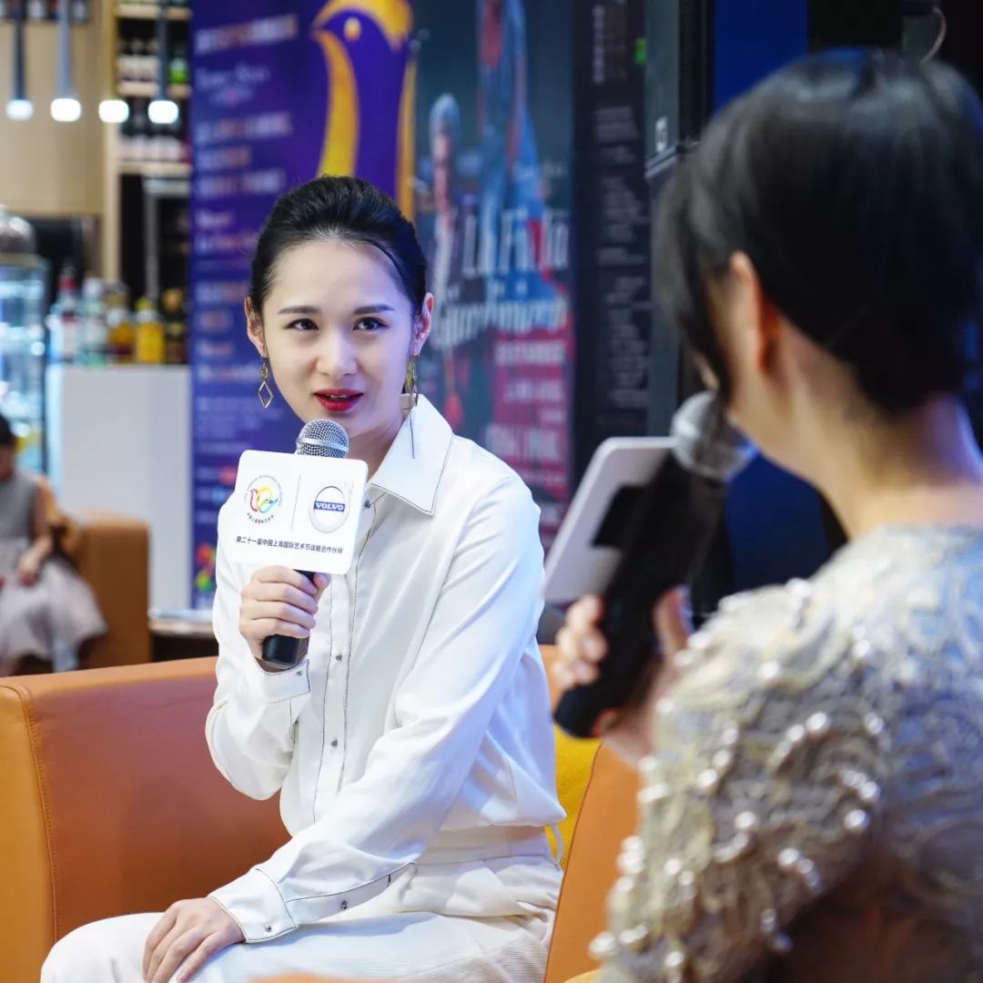 陈璇和清清算是同行啦,作为一名双语节目主持人,她竟也是音乐的爱好者