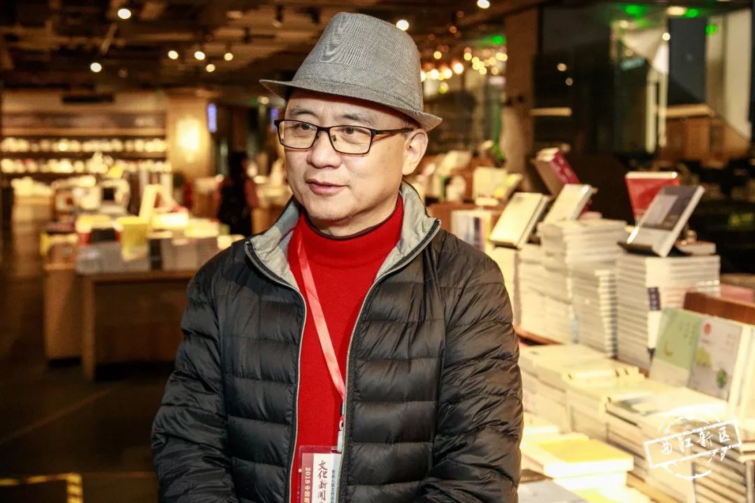 10月23日,采风团一行在曲江创客大街了解了西安创业者的风采,以兵马俑