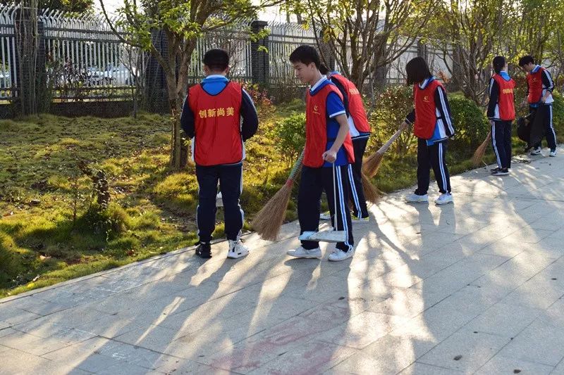 学生帮忙扫大街的图片图片