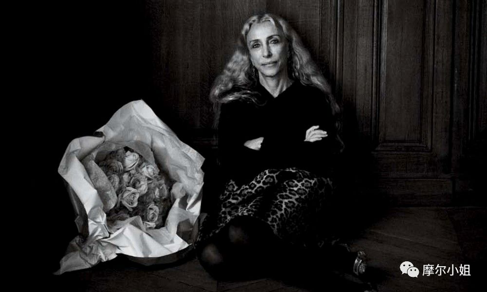 时尚教母被仰望的一生:人生不逆流而上,灵魂会原地发胖