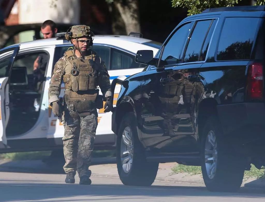 突发休斯顿居民区惊现警匪对峙swat特警出动部分街道已经紧急封闭