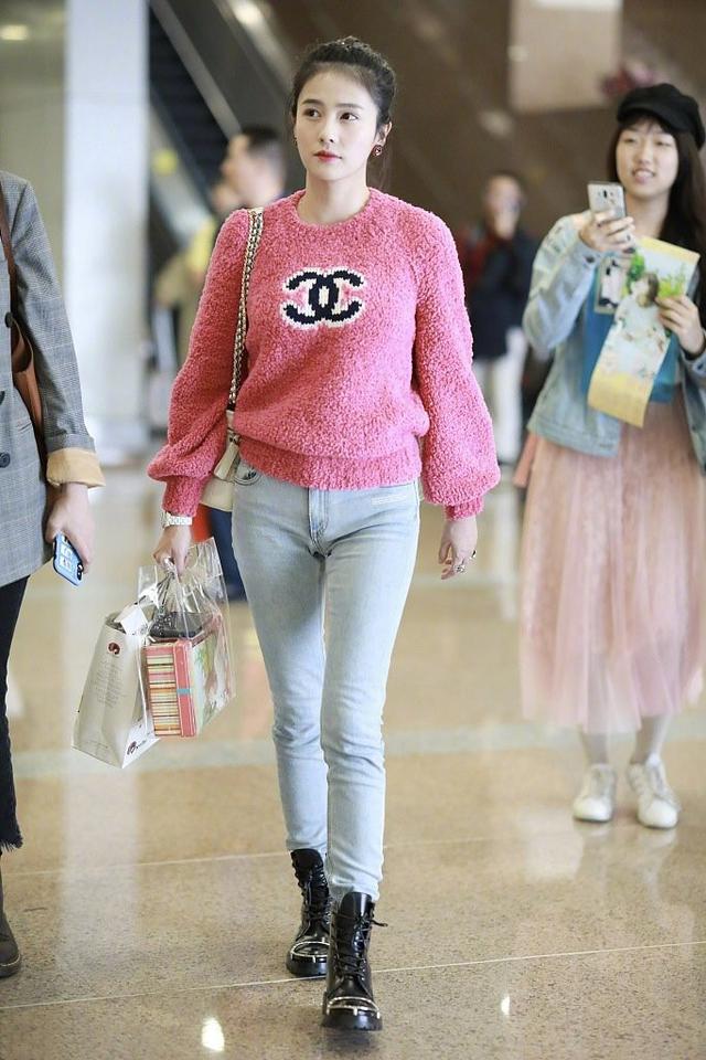 25岁白鹿放大招一袭缎面抹胸大红裙惊艳一片轻松美成焦点