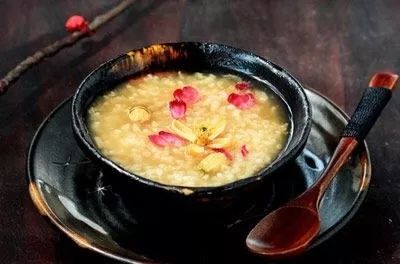 软滑爽口,花瓣与鸡肉一道可制成芙蓉花鸡片;与竹笋同煮可制成雪霞羹